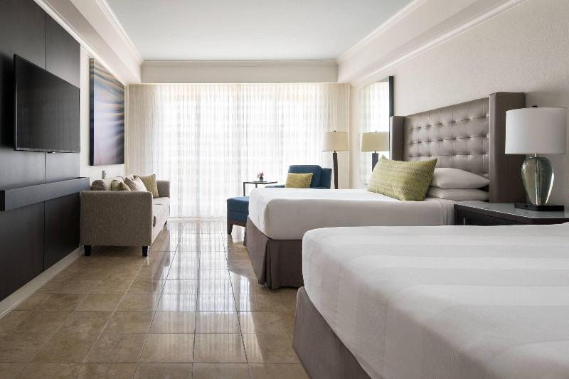 اتاق استاندارد با چشم‌انداز استخر, St. Kitts Marriott Resort & The Royal Beach Casino