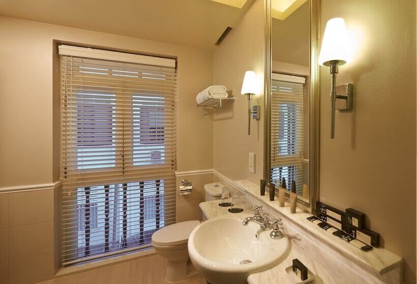 اتاق اجرایی, The Scarlet Singapore