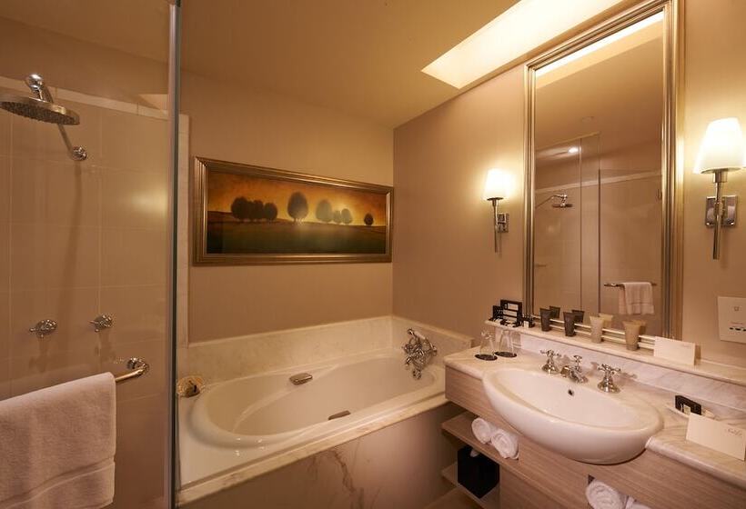 اتاق پرمیوم, The Scarlet Singapore