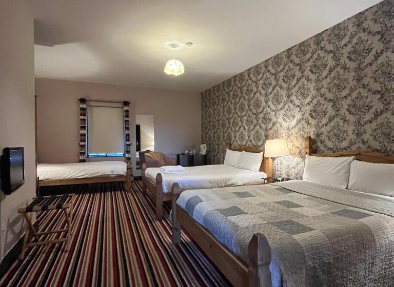 חדר משפחתי, The Yeats County Inn