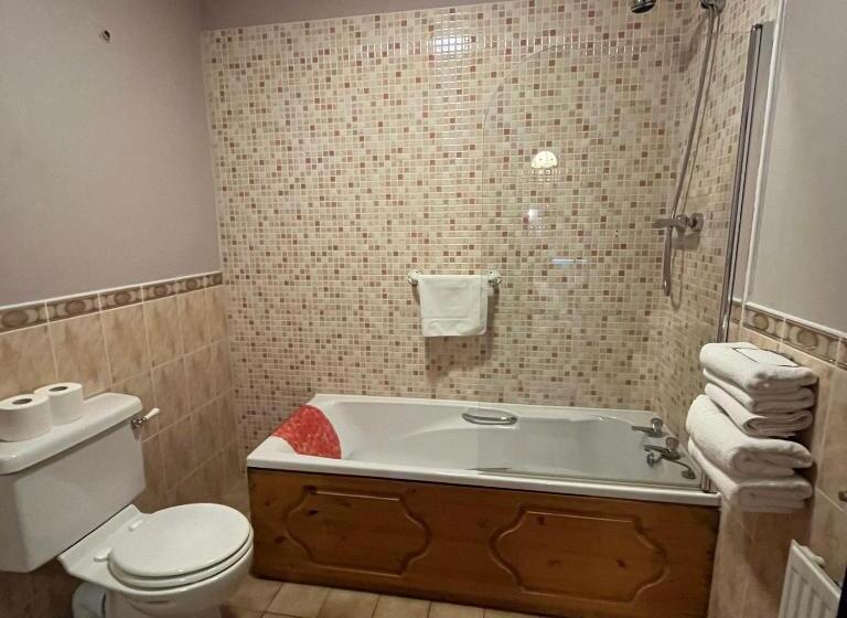 חדר משפחתי, The Yeats County Inn