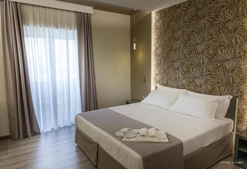 جناح مزوَّد بشرفة, Holygold Suite