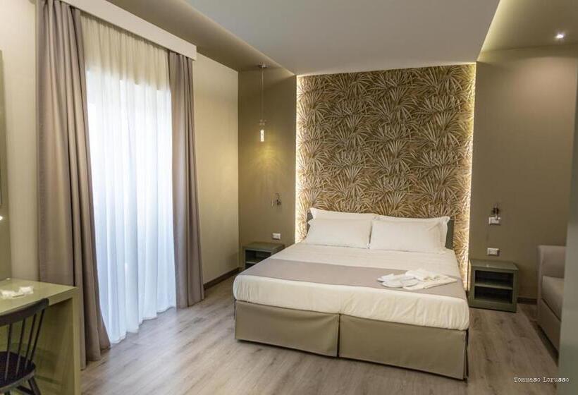 جناح مزوَّد بشرفة, Holygold Suite