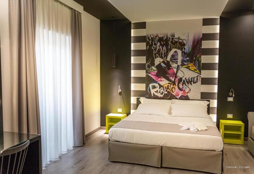 جناح مزوَّد بشرفة, Holygold Suite