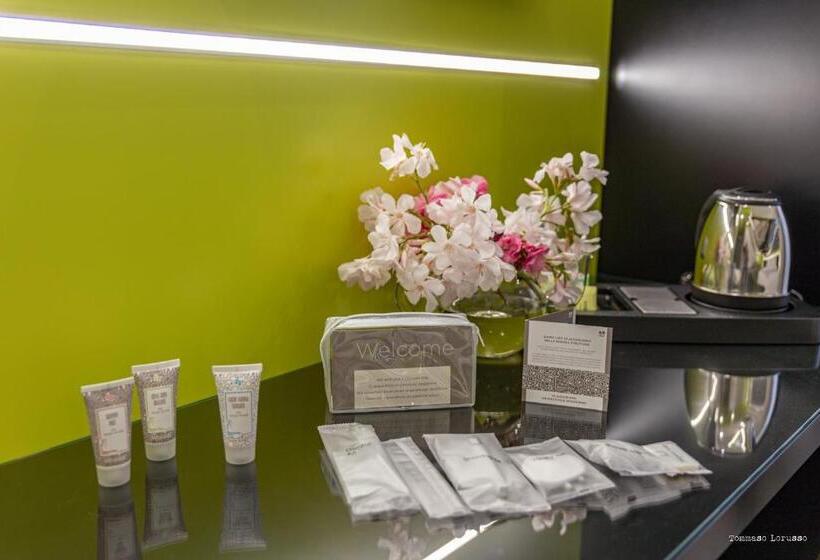 جناح مزوَّد بشرفة, Holygold Suite