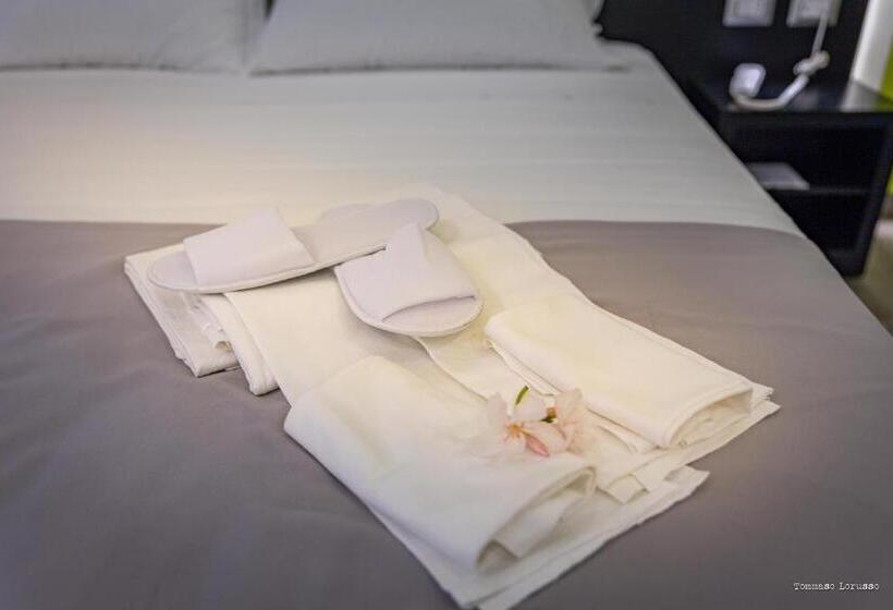 جناح مزوَّد بشرفة, Holygold Suite