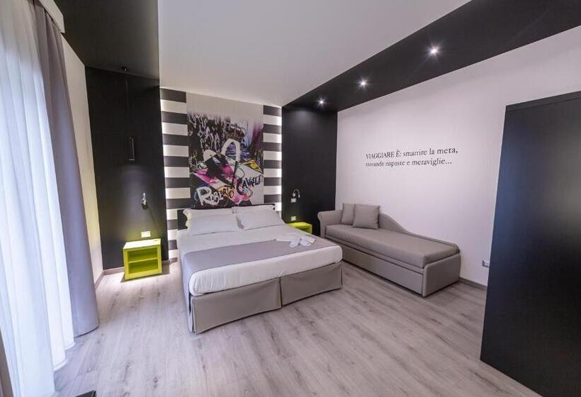 جناح مزوَّد بشرفة, Holygold Suite