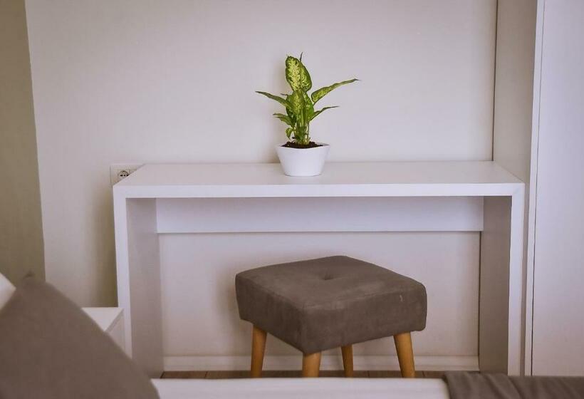 חדר סטנדרט עם מרפסת, Airport Garden