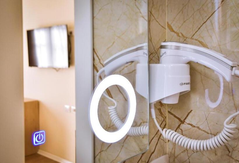 חדר סטנדרט לשלושה עם מרפסת, Airport Garden