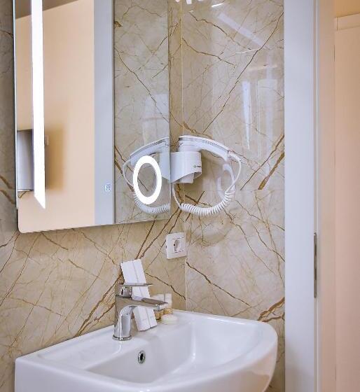 חדר סטנדרט לשלושה עם מרפסת, Airport Garden