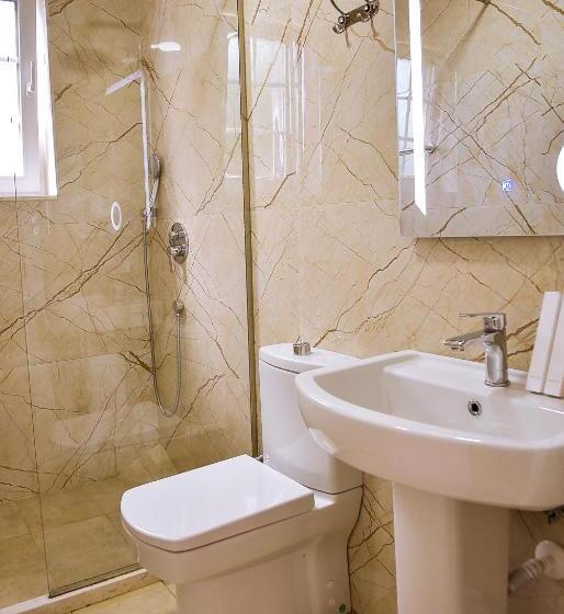 חדר סטנדרט לשלושה עם מרפסת, Airport Garden