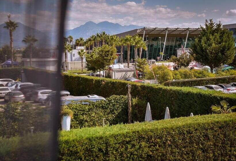 חדר סטנדרט לשלושה עם מרפסת, Airport Garden