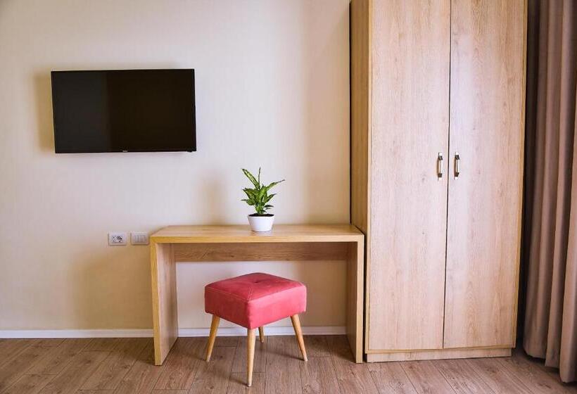 חדר סטנדרט לשלושה עם מרפסת, Airport Garden