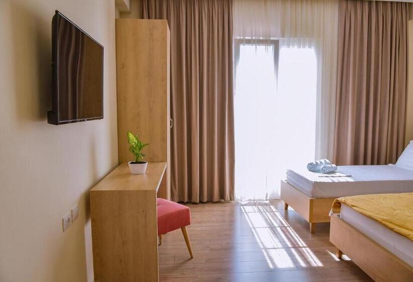 חדר סטנדרט לשלושה עם מרפסת, Airport Garden