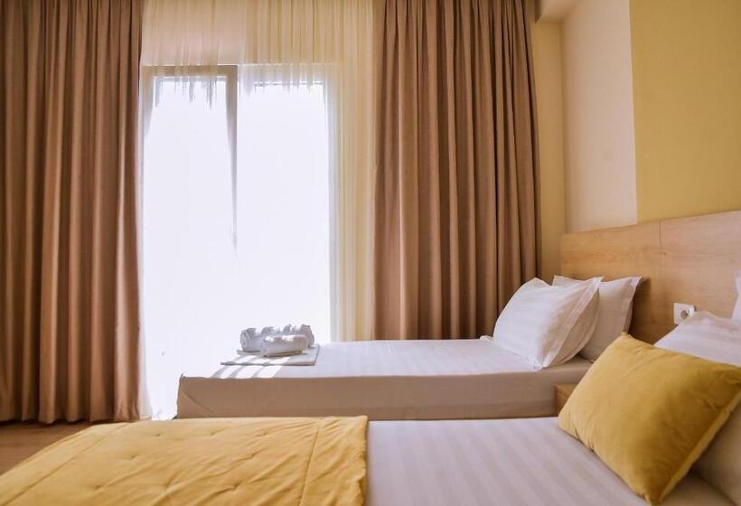 חדר סטנדרט לשלושה עם מרפסת, Airport Garden