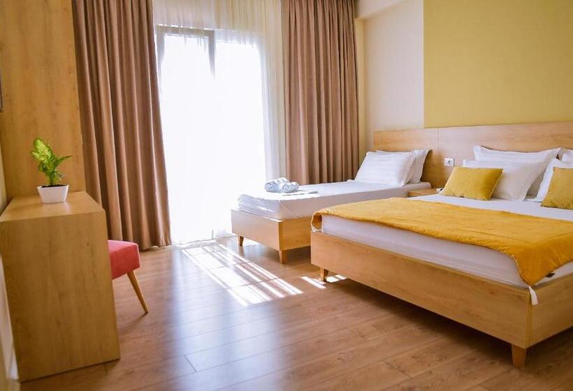 חדר סטנדרט לשלושה עם מרפסת, Airport Garden