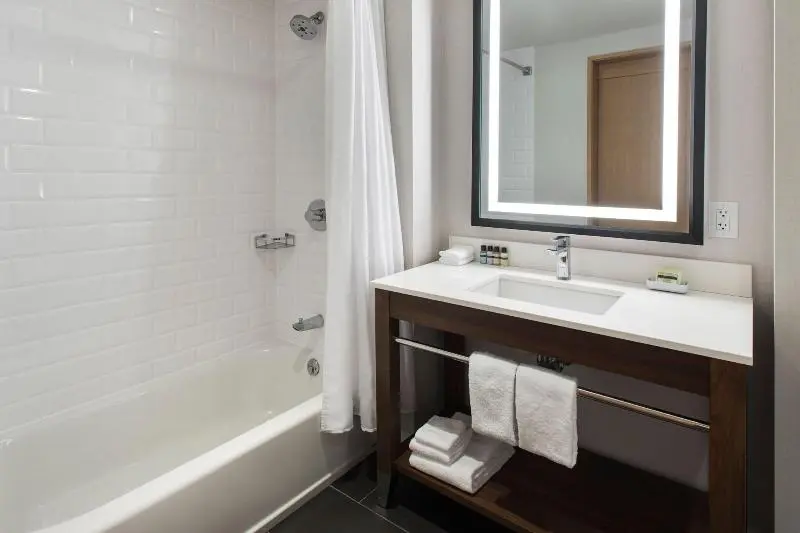 キングサイズベッドのスタンダードルーム, Four Points By Sheraton Albany
