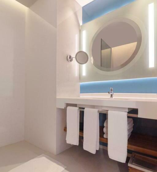 חדר דחוקס עם מיטת קינג, Le Méridien Riyadh