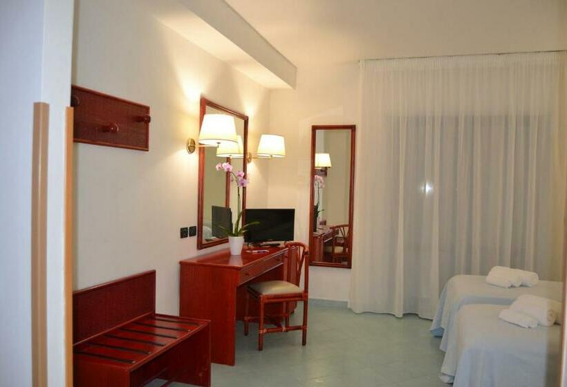 Трехместный Номер Deluxe, Tafuri