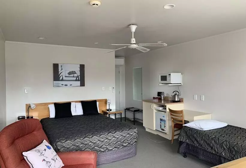 スタンダードスタジオ, Bk's Pohutukawa Lodge