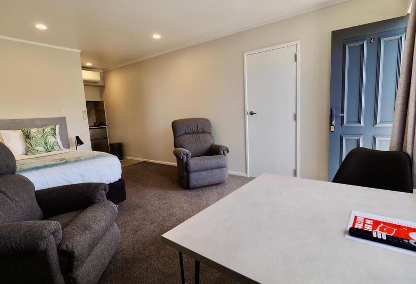 스탠다드 스튜디오, Bk's Pohutukawa Lodge