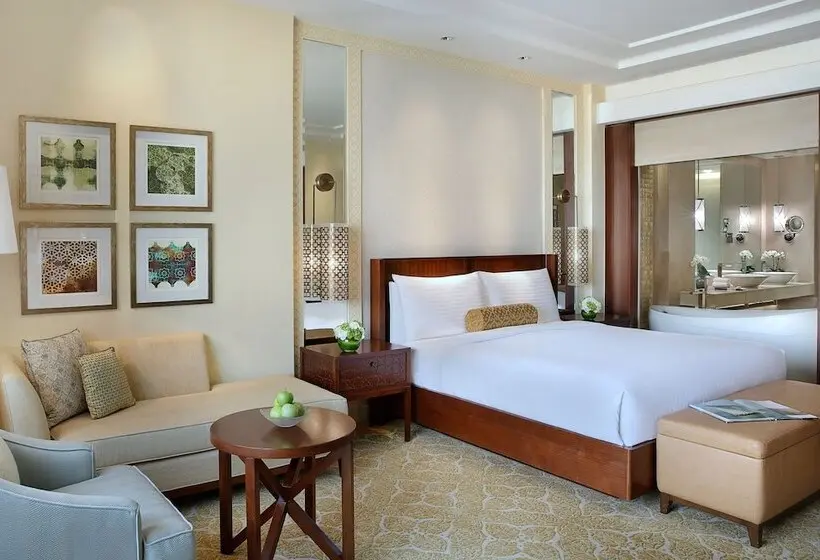 اتاق خانوادگی با چشم‌انداز جانبی دریا, The Ritz-Carlton, Dubai