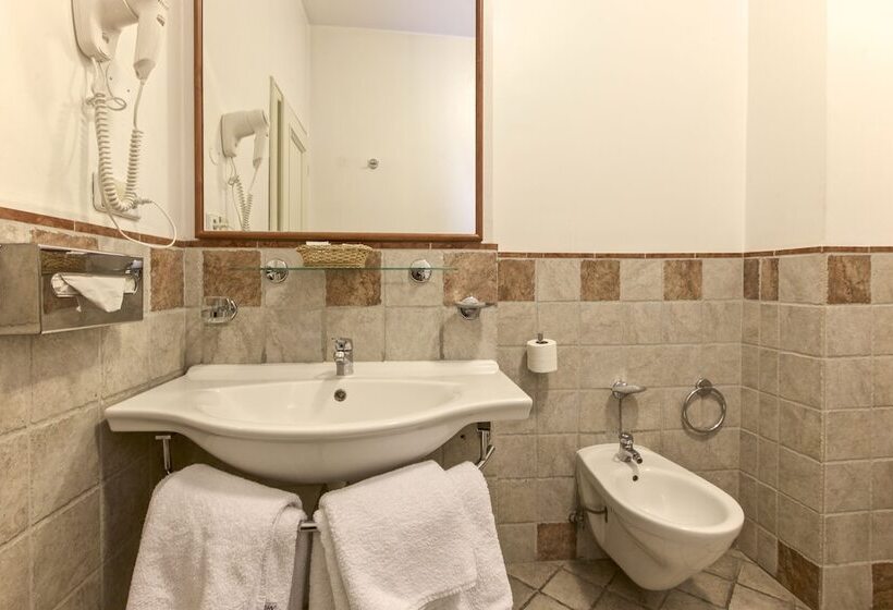 اتاق استاندارد سه نفره, Tivoli Prague