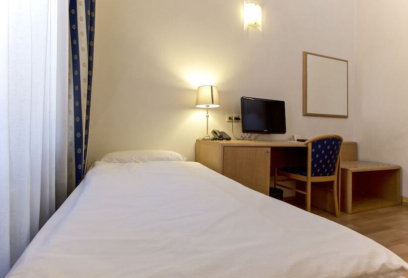 Quarto Triplo Estandar, Tivoli Prague