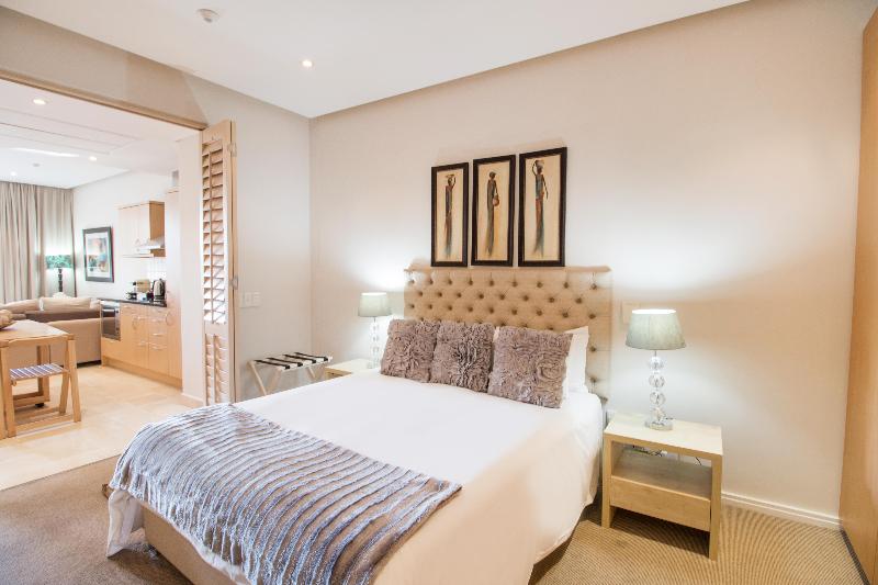 شقة غرفتين, Waterfront Village