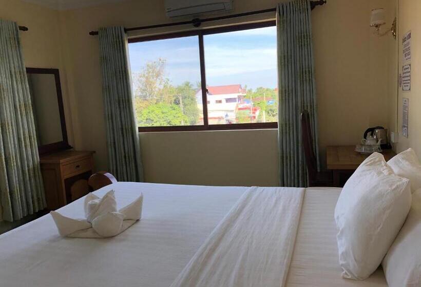 Camera Deluxe, Savet Guesthouse