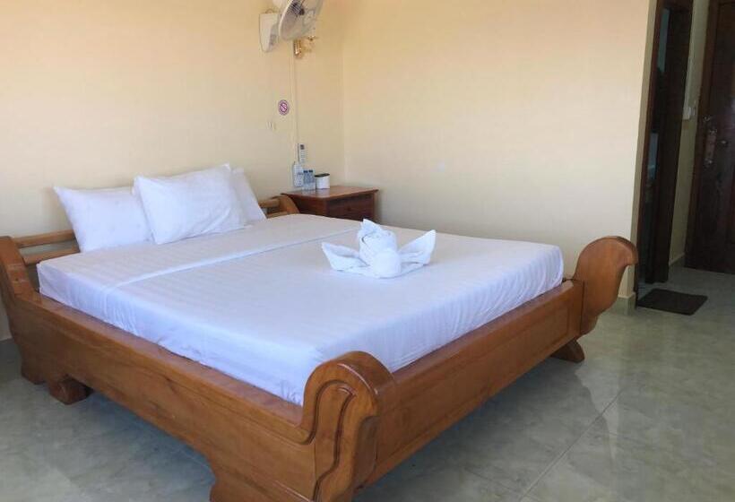 Camera Deluxe, Savet Guesthouse