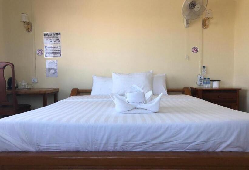 Camera Deluxe, Savet Guesthouse