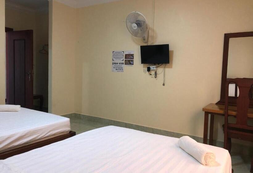 Camera Economy, Savet Guesthouse