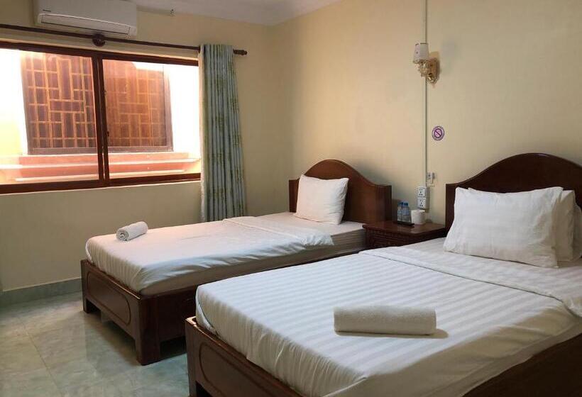 Camera Economy, Savet Guesthouse