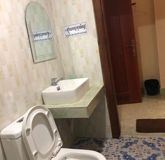 Camera Economy, Savet Guesthouse