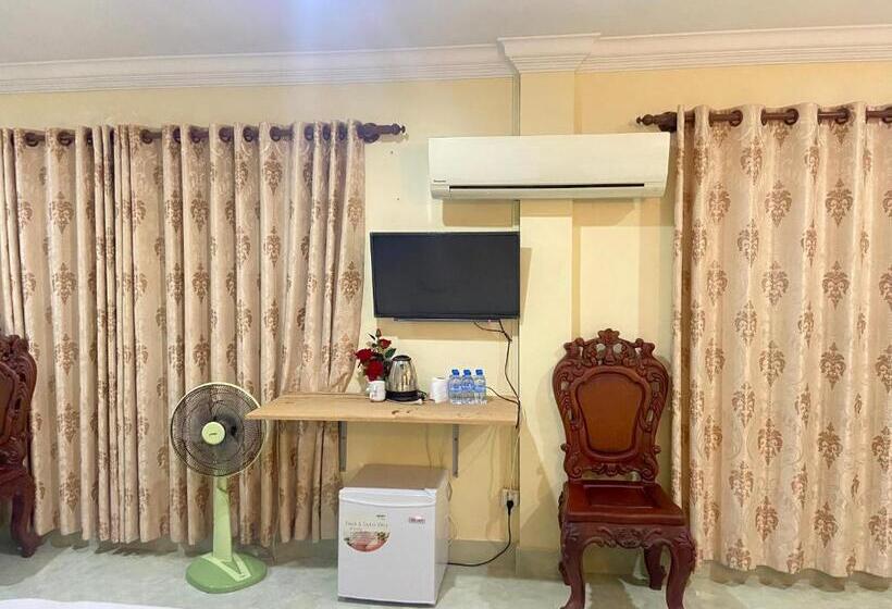 Camera Tripla Deluxe, Savet Guesthouse