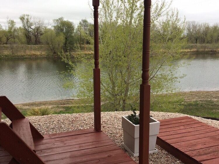 小室, South Platte Cabins & Kennels