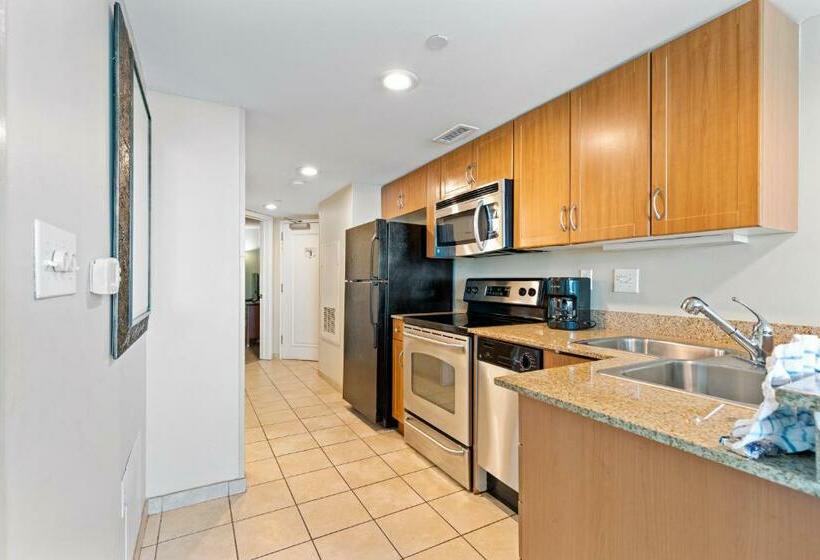 سوییت لوکس, Sandy Beach Resort