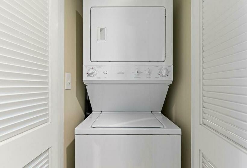 سوییت لوکس, Sandy Beach Resort