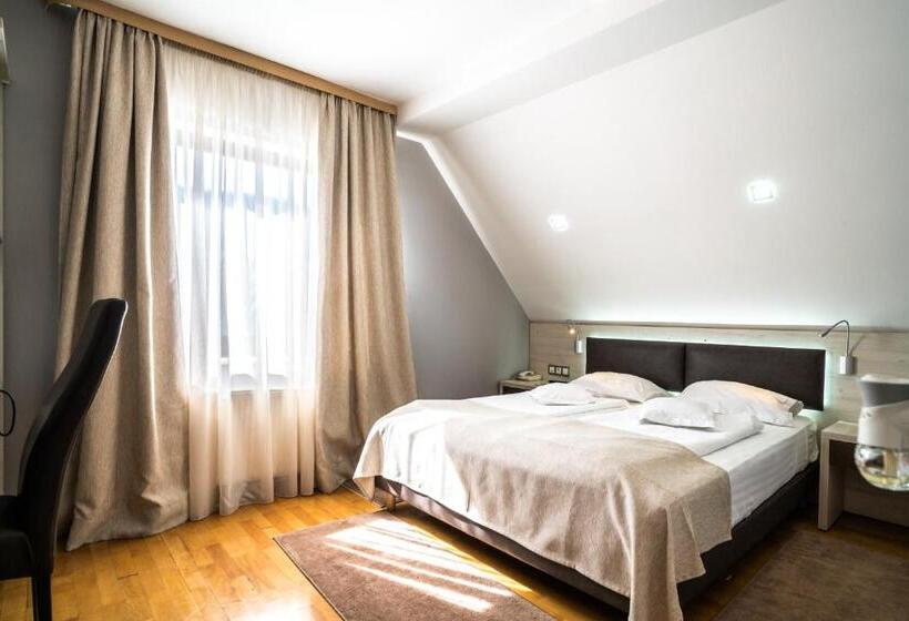 수피리어 룸, Eden