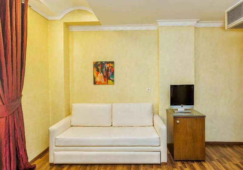 اتاق استاندارد سه نفره, Egnatia
