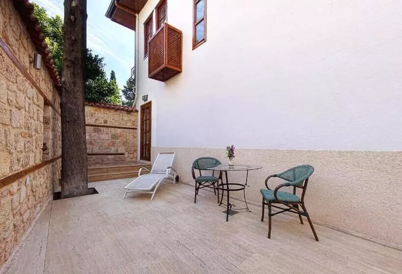 اتاق استاندارد سه نفره, Minyon