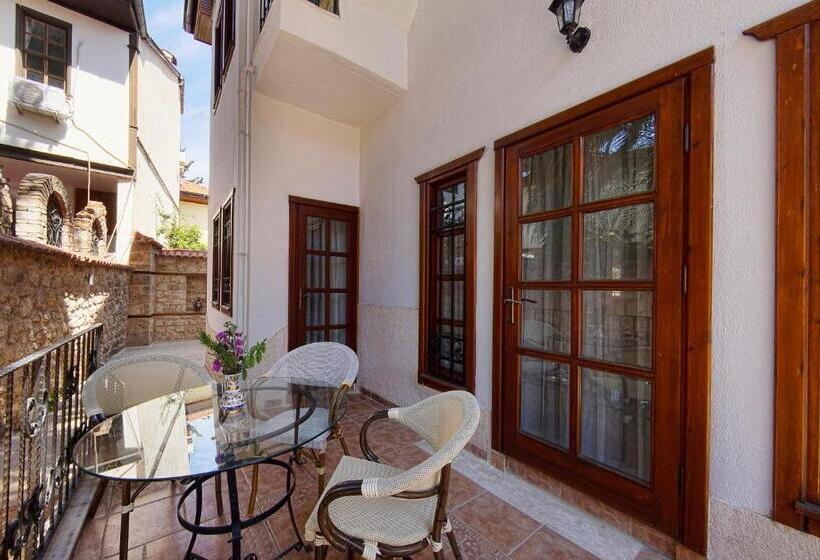 اتاق استاندارد سه نفره, Minyon