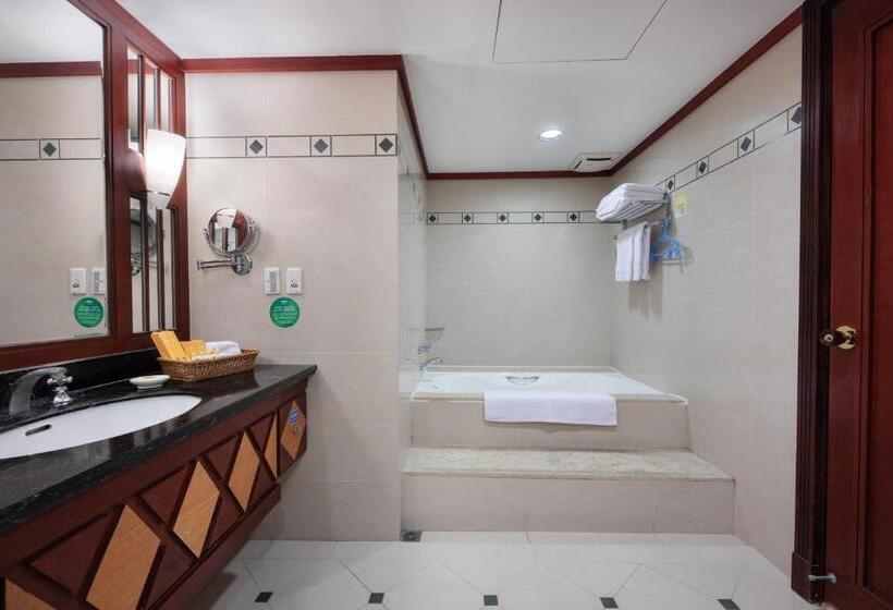 اتاق لوکس خانوادگی, Formosan Naruwan