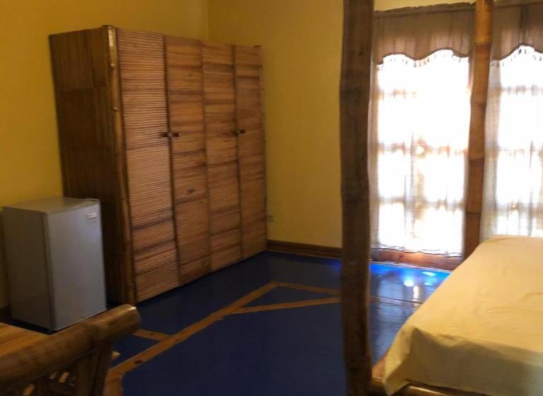 سوئیت با تخت بزرگ, La Cueva Del Che