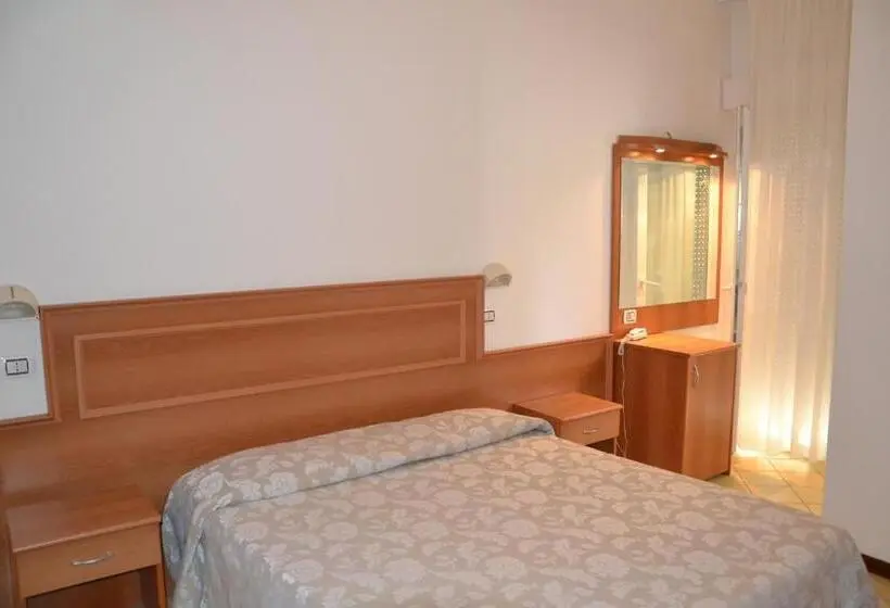 اتاق استاندارد سه نفره, Ariston