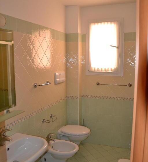 اتاق استاندارد چهار تخته, Ariston