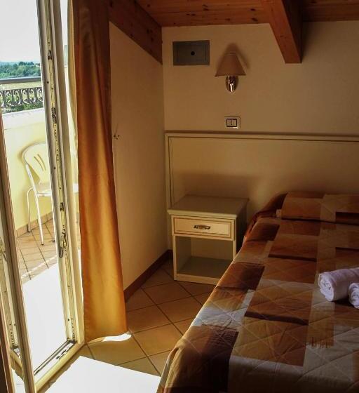 اتاق استاندارد سه نفره, Ariston