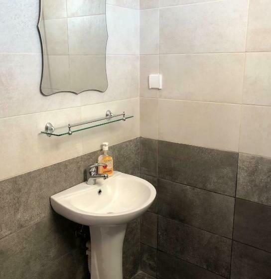 اتاق راحتی سه تخته, As Apartments