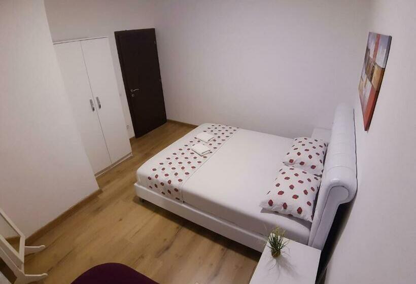 اتاق راحتی سه تخته, As Apartments